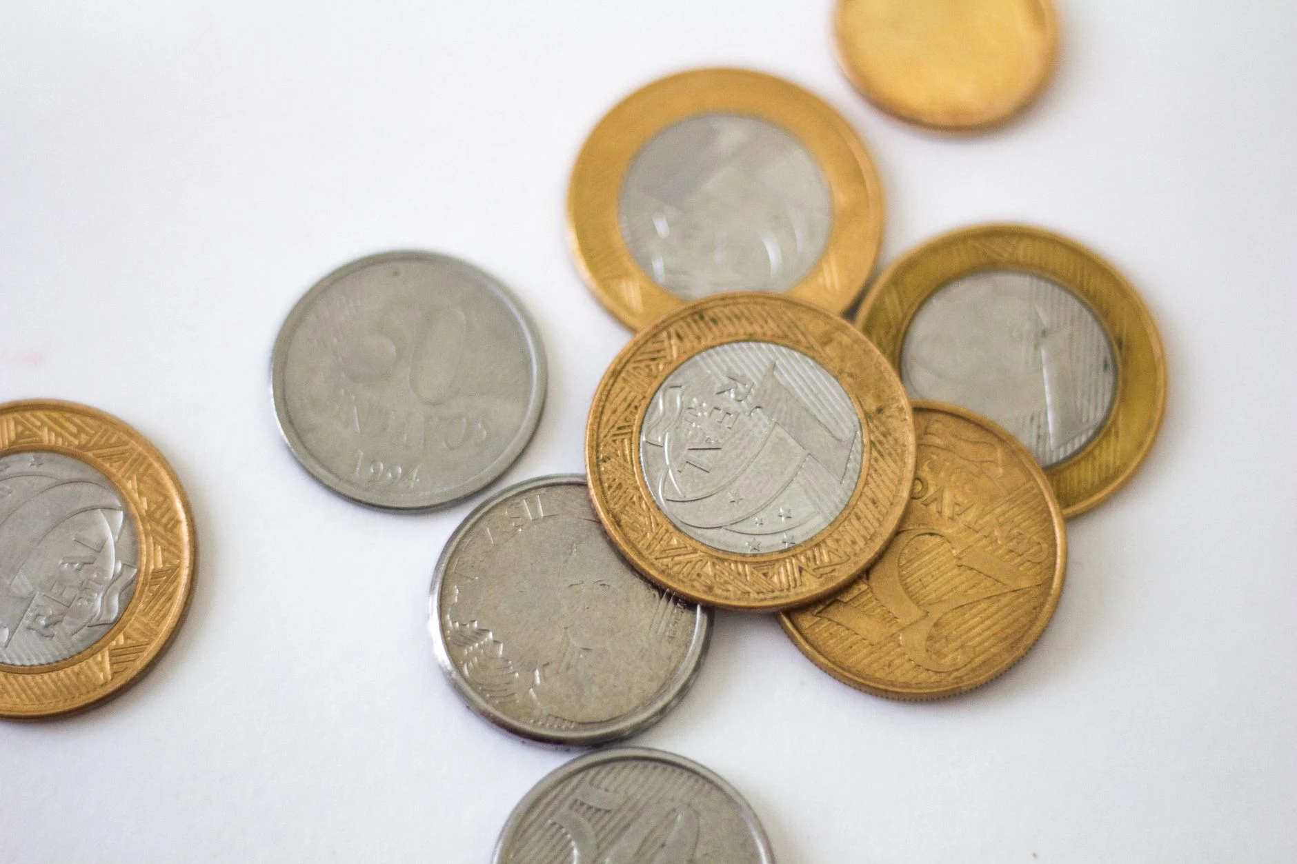 Notas e moedas de real organizadas representando reserva de emergência antes de investir